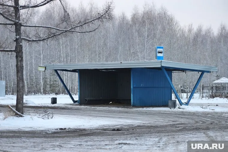 В Новом Уренгое в микрорайоне Дорожников убрали остановку, а новую не установили