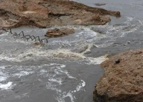 На Киалимском водохранилище рабочие уложили трубы для набора воды