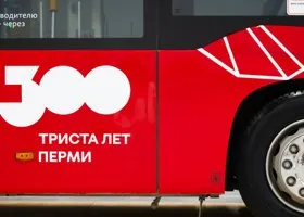 Очевидцы засняли на видео упавший с моста автобус в Перми