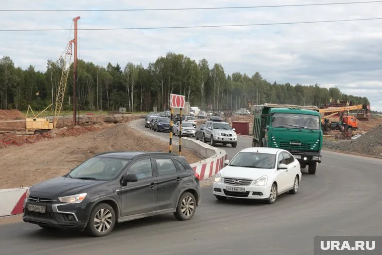 На выезде из Екатеринбурга автомобилисты встали в длинную пробку