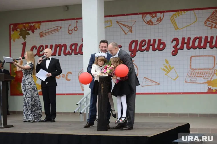 Полпред президента Игорь Холманских и губернатор Борис Дубровский (справа) доверили ученицам «первый звонок» в новой школе