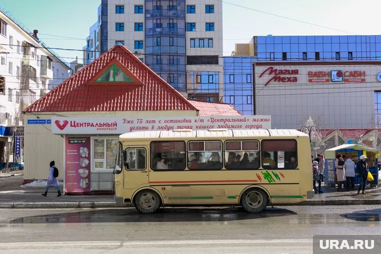 Люди успели выбежать из горящего автобуса