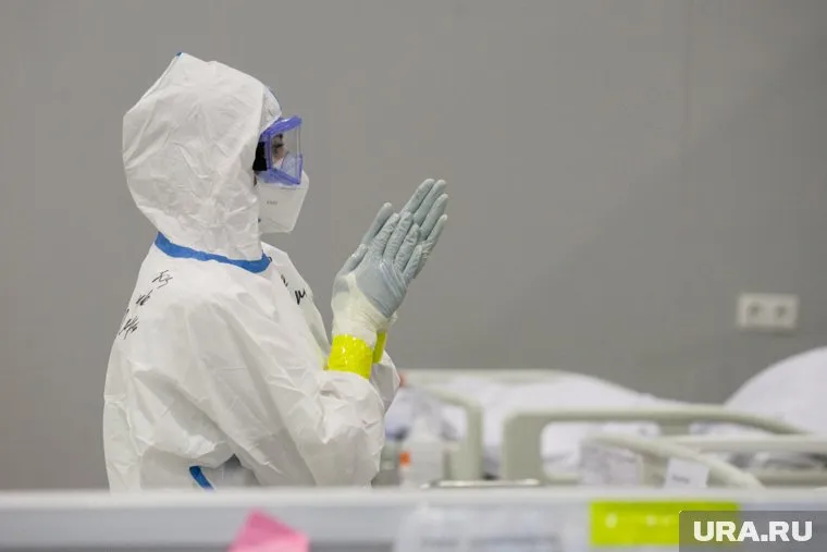 Разные штаммы COVID-19 влияют на инфицированного по-разному, отметил Семенов