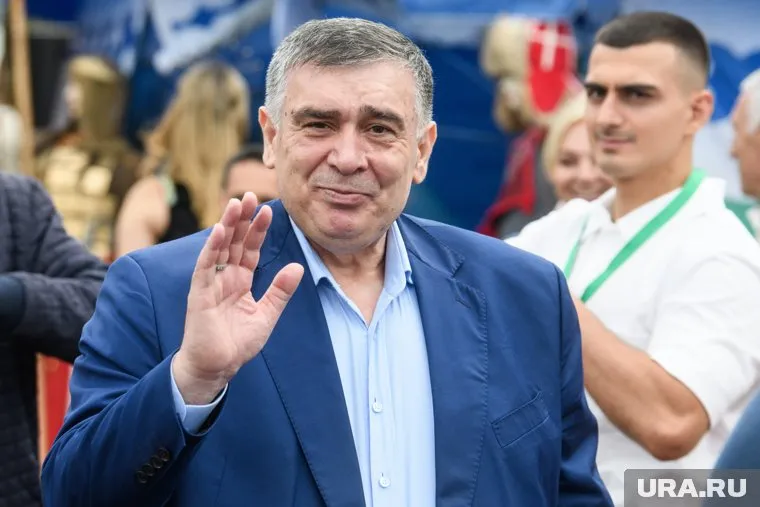 Шахин Шыхлински и его сын Мутвалы (позади) на Сабантуе 6 июля