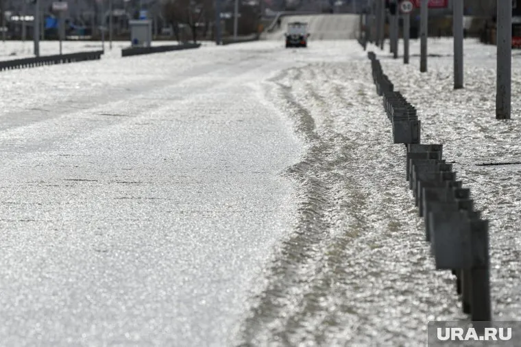 Курганцы заметили, что вода из Тобола на шоссе Тюнина начала течь в другую сторону