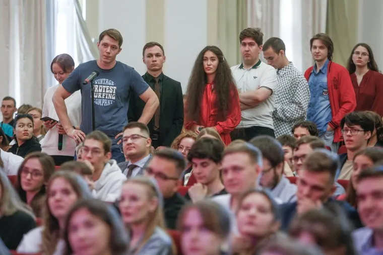 Встреча губернатора Евгения Куйвашева со студентами на площадке Уральского федерального университета им. Первого Президента РФ Б.Н.Ельцина . Екатеринбург