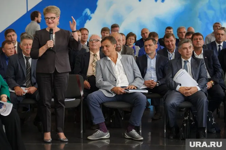 Калетин (в центре) считает, что всего лишь устроил ремонт