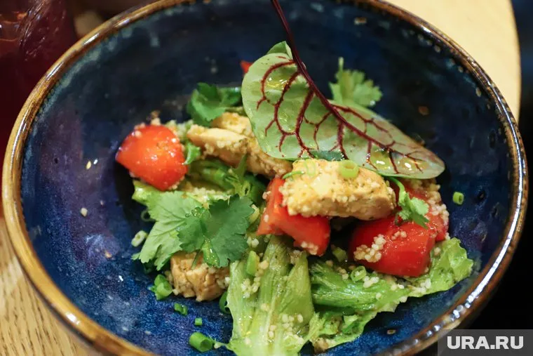 Одним из вариантов полезного перекуса может стать зеленый салат