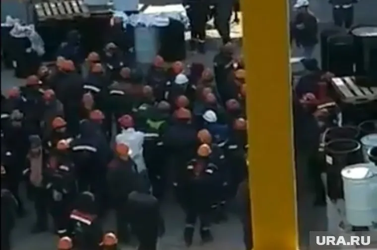 Как говорят люди, зарплату постоянно задерживают (фото из архива)