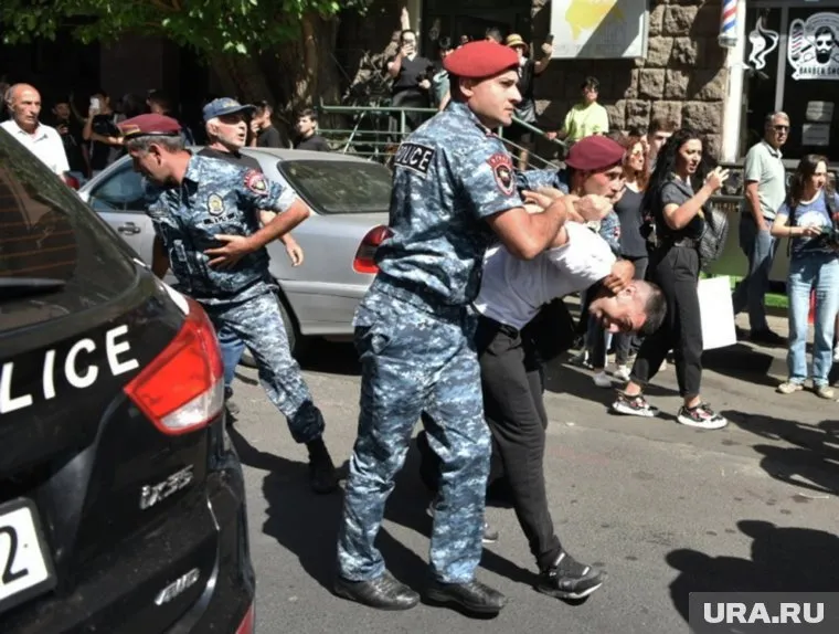 В Ереване задержаны десятки человек после начала новой акции протеста 22 сентября