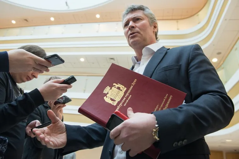 Заседание законодательного собрания Свердловской области. Екатеринбург, ройзман евгений, екатеринбургская городская дума, шестой созыв, красная папка