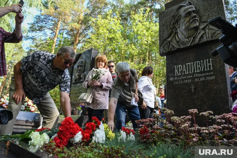 На открытии памятника близкие и знакомые Крапивина добрым словом вспомнили писателя, который умер два года назад