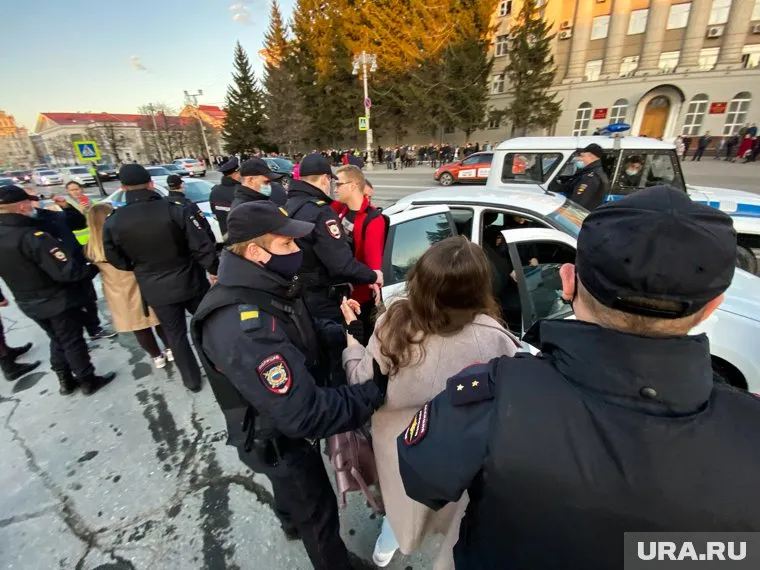 В Кургане началась несанкционированная акция в поддержку блогера Алексея Навального