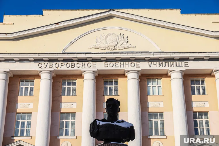 Открытие памятной доски Свердловскому пехотному училищу в Екатеринбургском суворовском военном училище. Екатеринбург