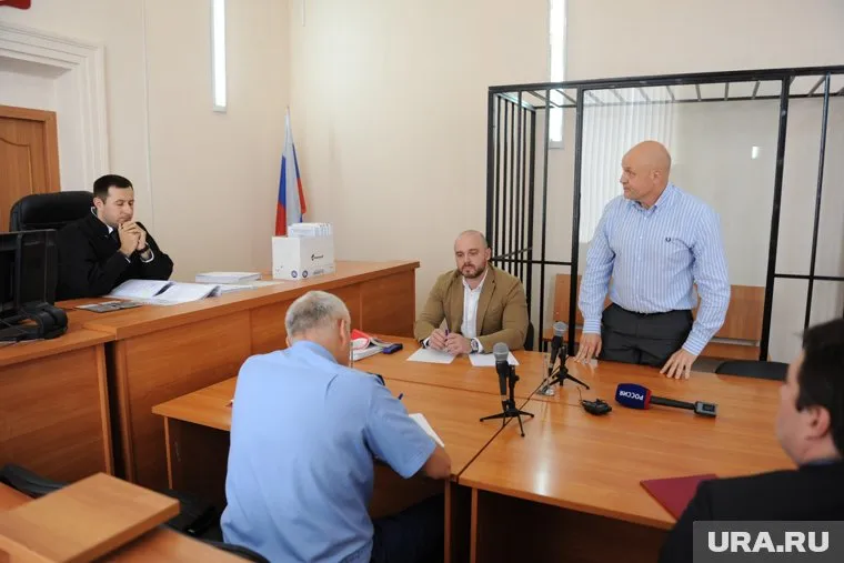 Сергею Давыдову (стоит) предстоит пройти через новое расследование