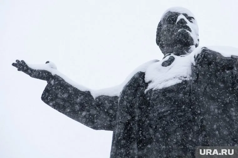 Памятник Владимиру Ленину стоит на главной площади Ирбита
