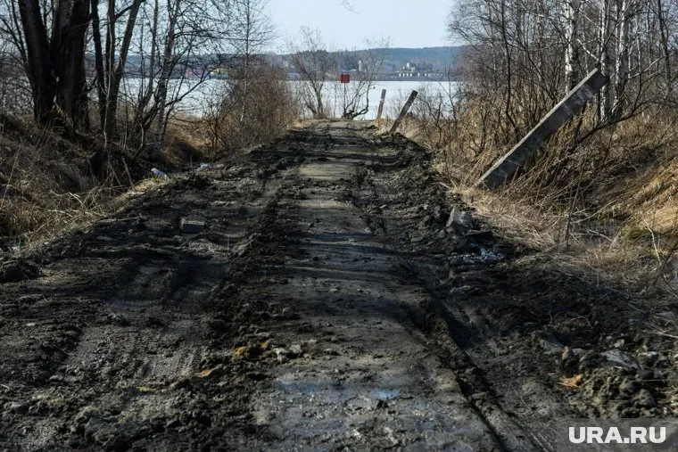 К поселку на уральской Рублевке не пробраться из-за грязи