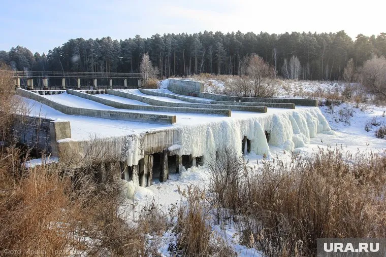 Замерзший водопад стал любимым местом отдыха курганцев в новогодние праздники