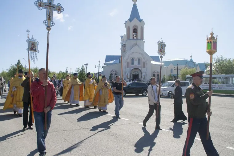 Крестный ход в честь Дня святых апостолов Петра и Павла и строительство Преображенского Собора. Салехард