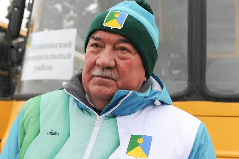 Алексей Текслер вручает новые школьные автобусы образовательным учреждениям. Челябинск