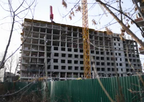 В Тюмени на стройке ЖК ночью рабочий сорвался с высоты и погиб