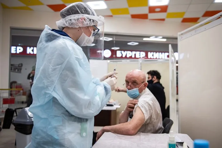 Первый в Свердловской области пункт вакцинации против COVID-19 на территории торгового центра. Екатеринбург