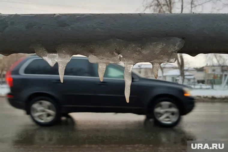 Из-за ухудшения погодных условий на дороге может образоваться гололед