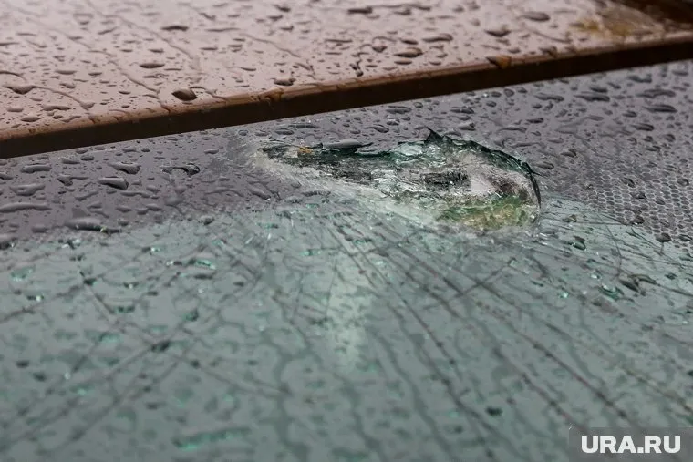 Нападавший выстрелил в лобовое стекло одного из автомобилей