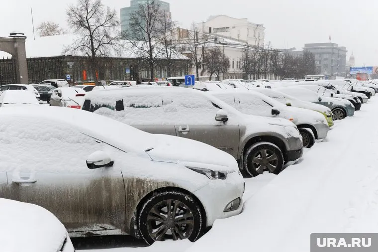 В Ноябрьске на парковке мужчина умышленно наносил себе раны, его спасли силовики
