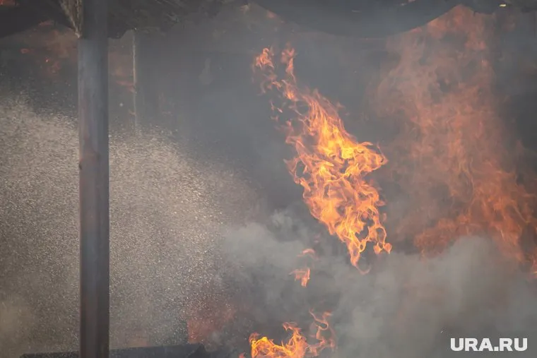 Спасатели пытаются отстоять горящие склады