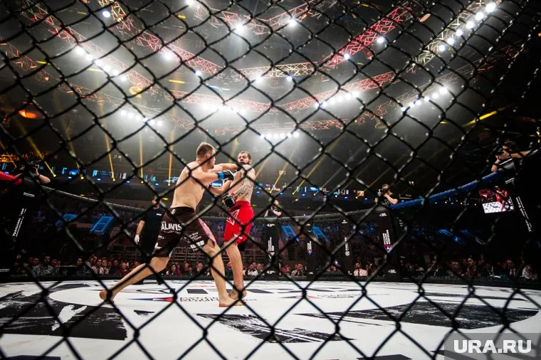 Бой Александра Емельяненко и Виктора Пешта на турнире по смешанным единоборствам проходил в Екатеринбурге