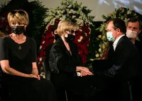 Мединский встал на колени перед Алентовой на прощании с Меньшовым