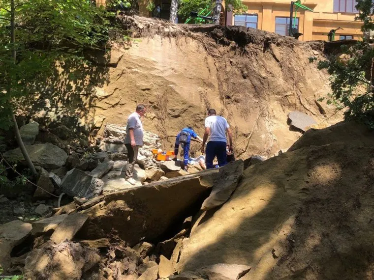 В Кисловодске обрушилась скально-грунтовая порода