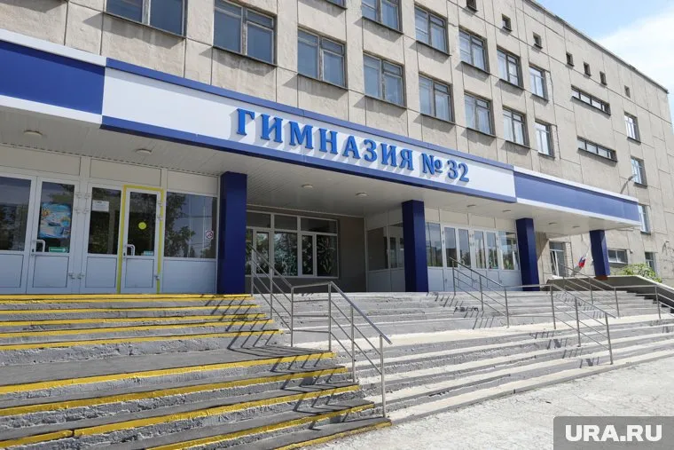 Дорога, где были убраны ограждения, ведет к школе