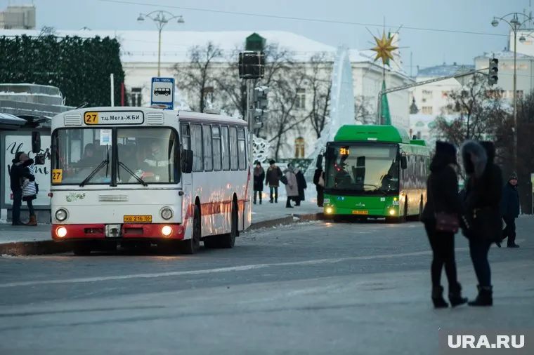 Подростки ели в салоне автобуса, громко обсуждали всех пассажиров и матерились