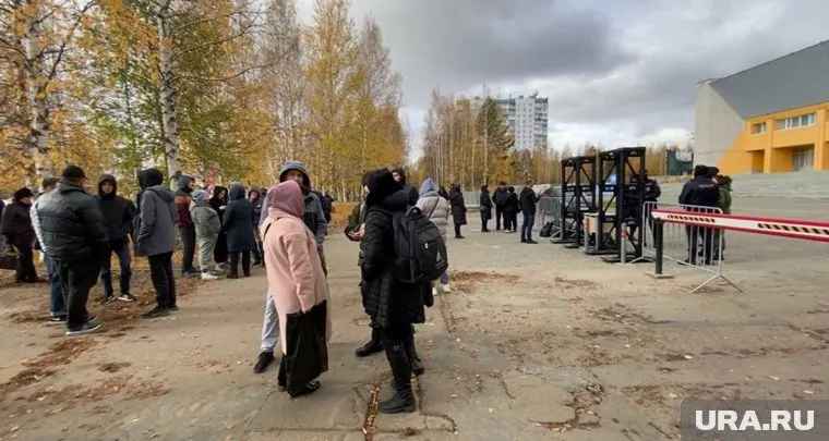 К призывному пункту в ДК «Октябрь» мобилизованные приходят вместе с семьями