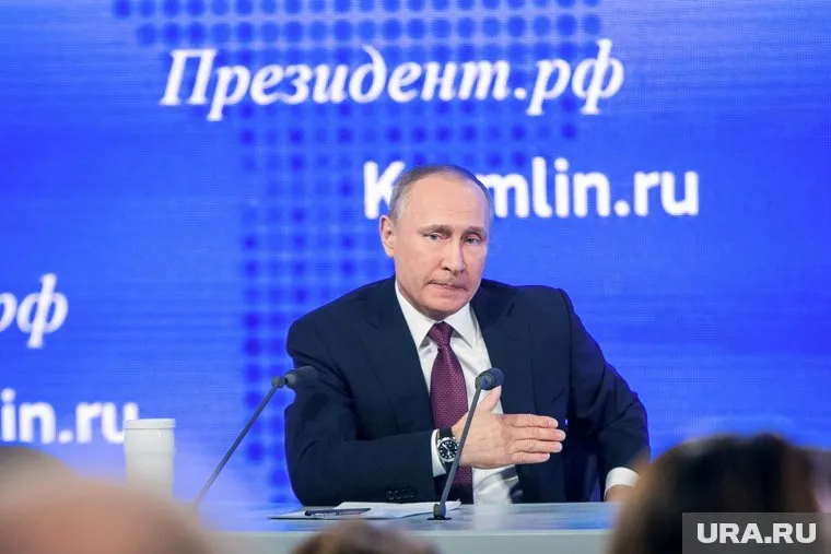 Президент Владимир Путин не пожалел денег, чтобы накормить чиновников мороженым