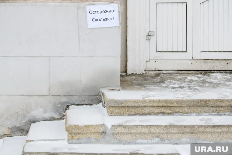 Жительница Нижневартовска сломала ногу на обледеневшей лестнице и подала в суд на УК