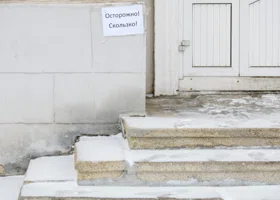 Жительница ХМАО требует с УК 750 тысяч рублей за перелом на скользких ступеньках дома