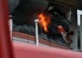 Опубликованы кадры влетевшей во двор жилого дома цистерны после взрыва на АЗС в Грозном