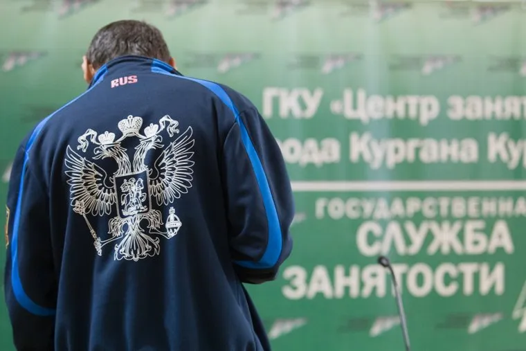 Ярмарка вакансий для граждан предпенсионного возраста в центре занятости населения. Курган, поиск работы, герб  россии, служба занятости