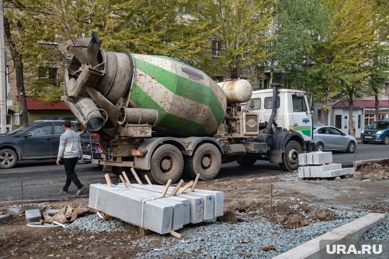Водитель бетоновоза устроил ДТП с проводами и столбом в Кургане (архивное фото)