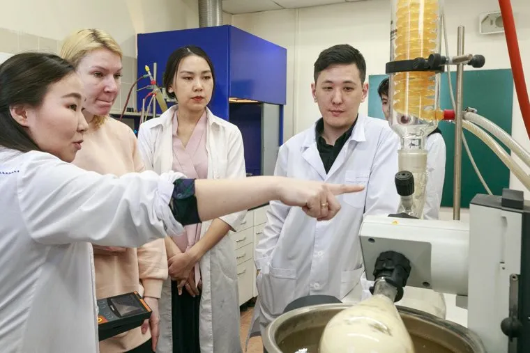 Репортаж про якутских ученых. Якутск, ученые, наука, химики, химическая лаборатория, научный прибор, химические опыты, спиридонов александр, данилова сахаяна