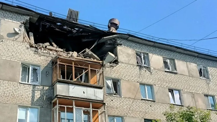 Взрыв затронул квартиру на пятом этаже и крышу жилого дома