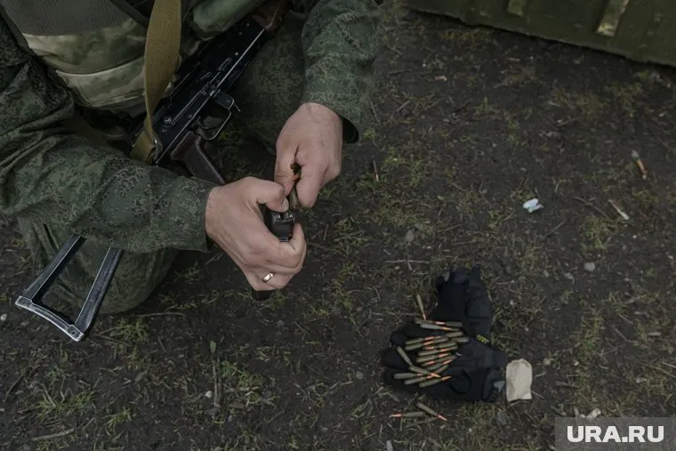 Курганским бойцам передали приспособления для перезарядки автоматов