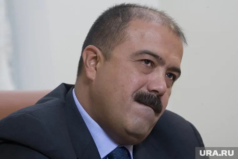 Искандеру Махмудову, в частности, запрещен въезд в страну