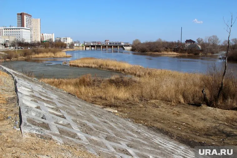 Жители Юргамышского округа сняли видео с прорывом земляной дамбы (архивное фото)
