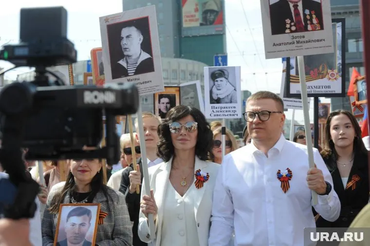 Чета Текслеров пронесла портреты воевавших родственников