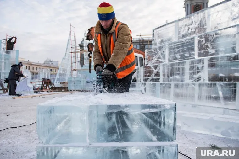 Ледяные глыбы разместили на улице Вайнера и у Дворца молодежи
