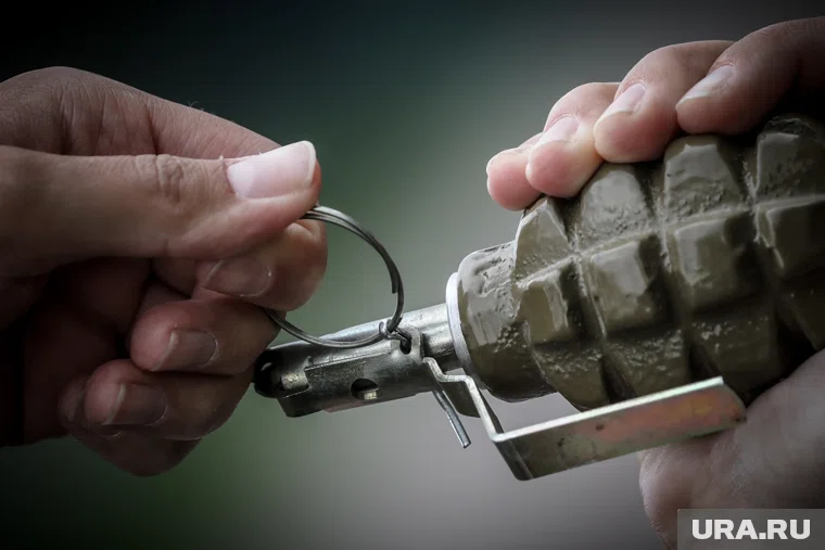 Мужчина, который взял в заложники женщину и ребенка, угрожает взорвать гранату